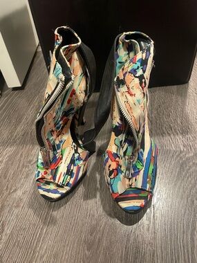 Women’s Multicolor Abstract Peep-Toe Heels with Front Zipper